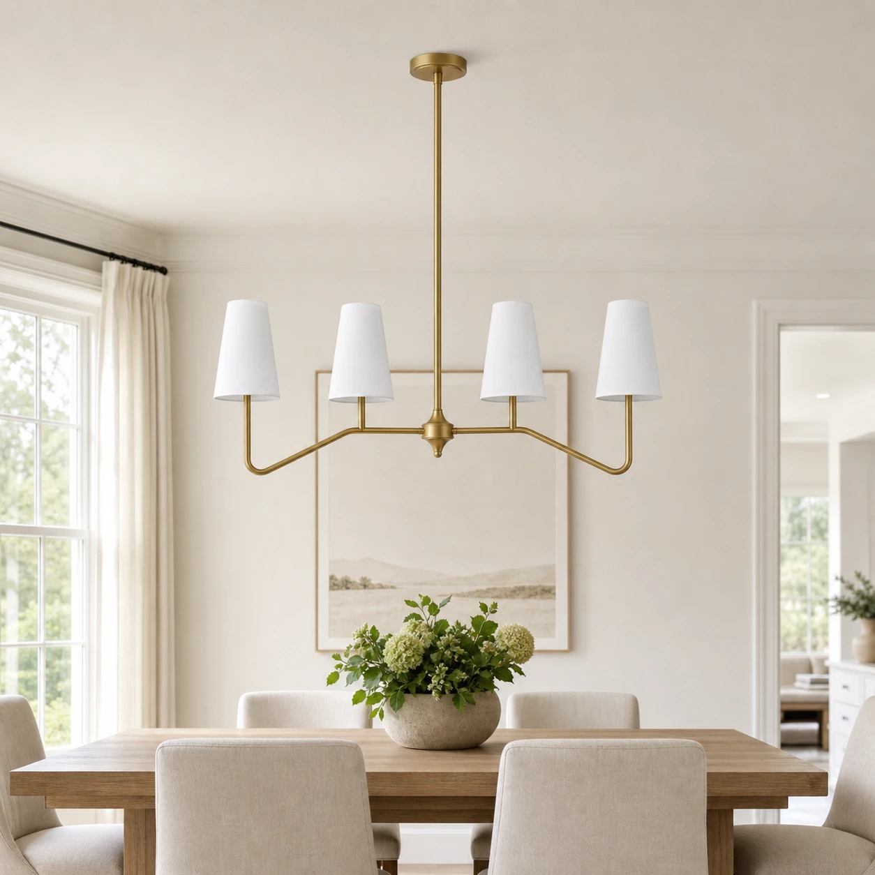 Lampadario lineare Strellux in ottone sopra un tavolo da pranzo