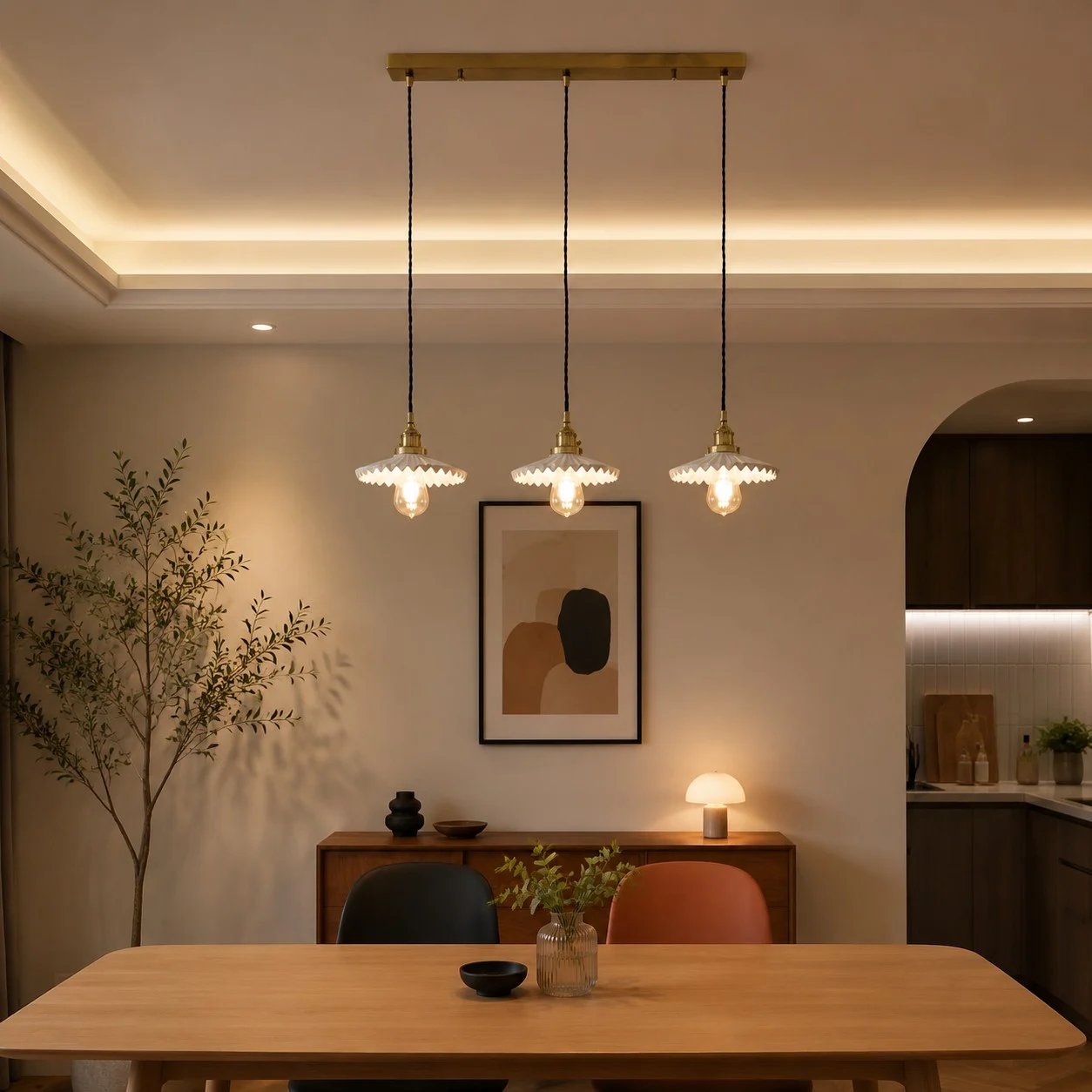 Lampadario a sospensione a tre luci installato sopra un tavolo