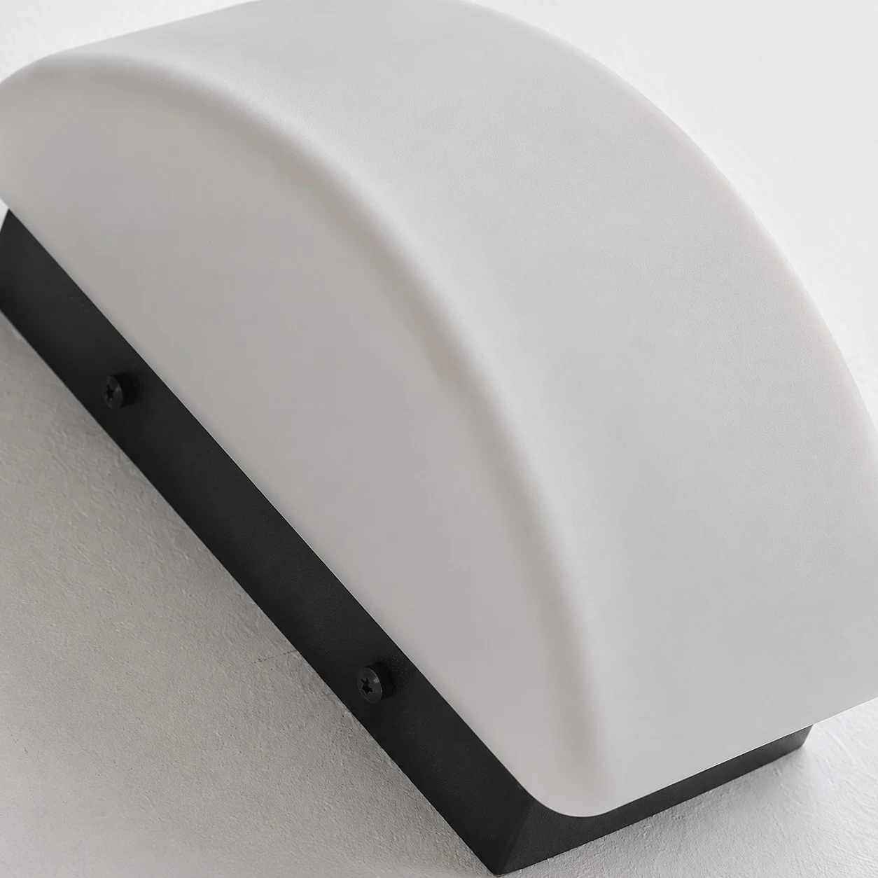 Dettaglio del vetro bianco e del metallo nero