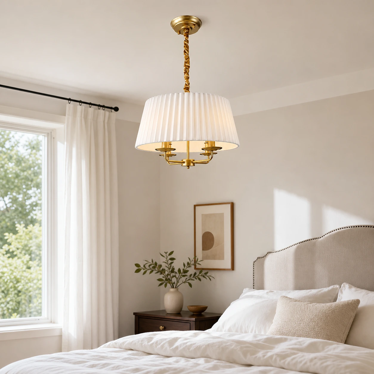 Lampadario con paralume plissettato in tela in un'elegante camera da letto.