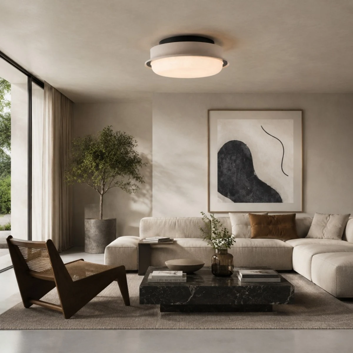 Lampada da soffitto bianco latte completamente visibile in una scena di soggiorno.