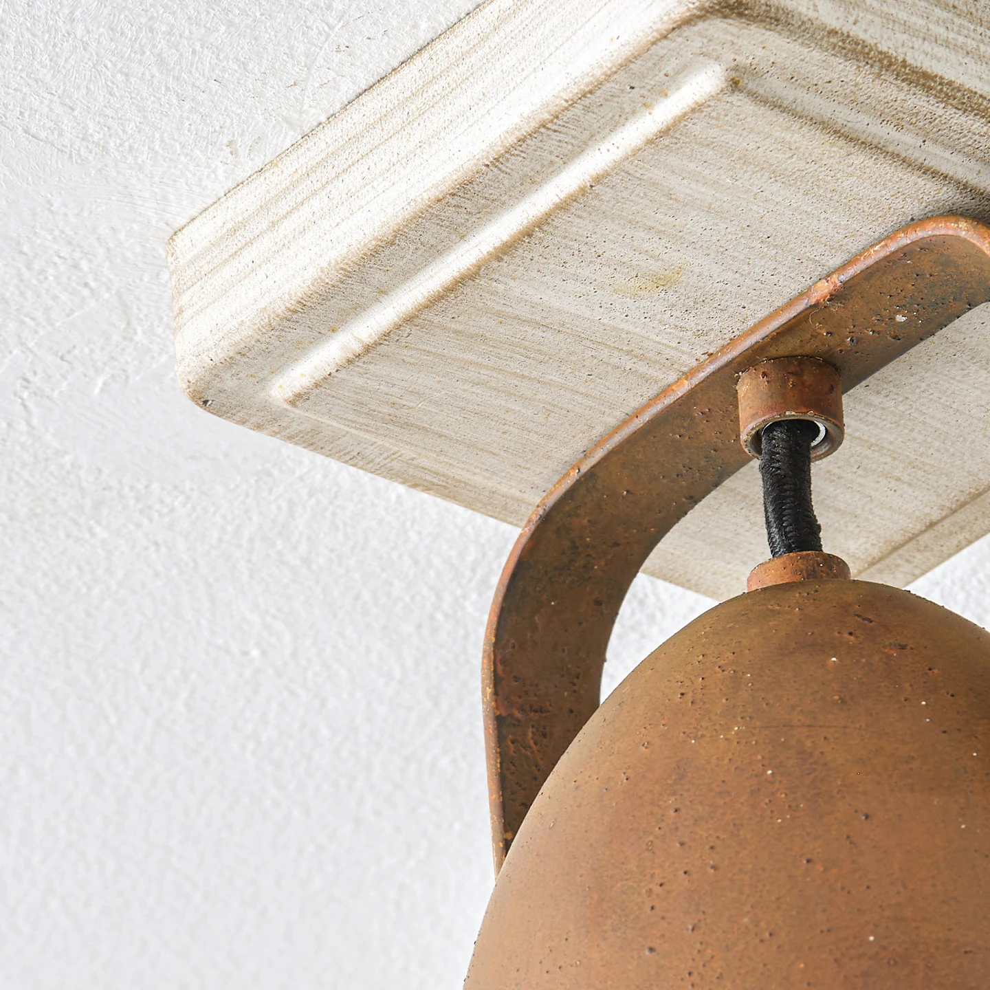 Supporto a soffitto bianco e staffa regolabile