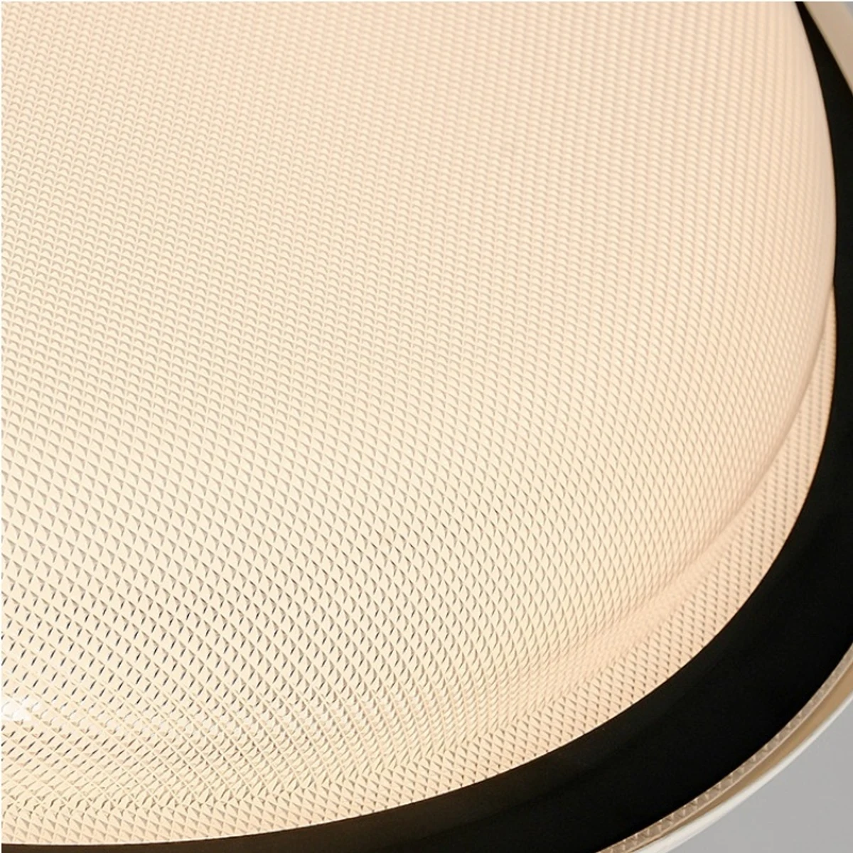 Dettaglio del bordo del diffusore illuminato a luce calda
