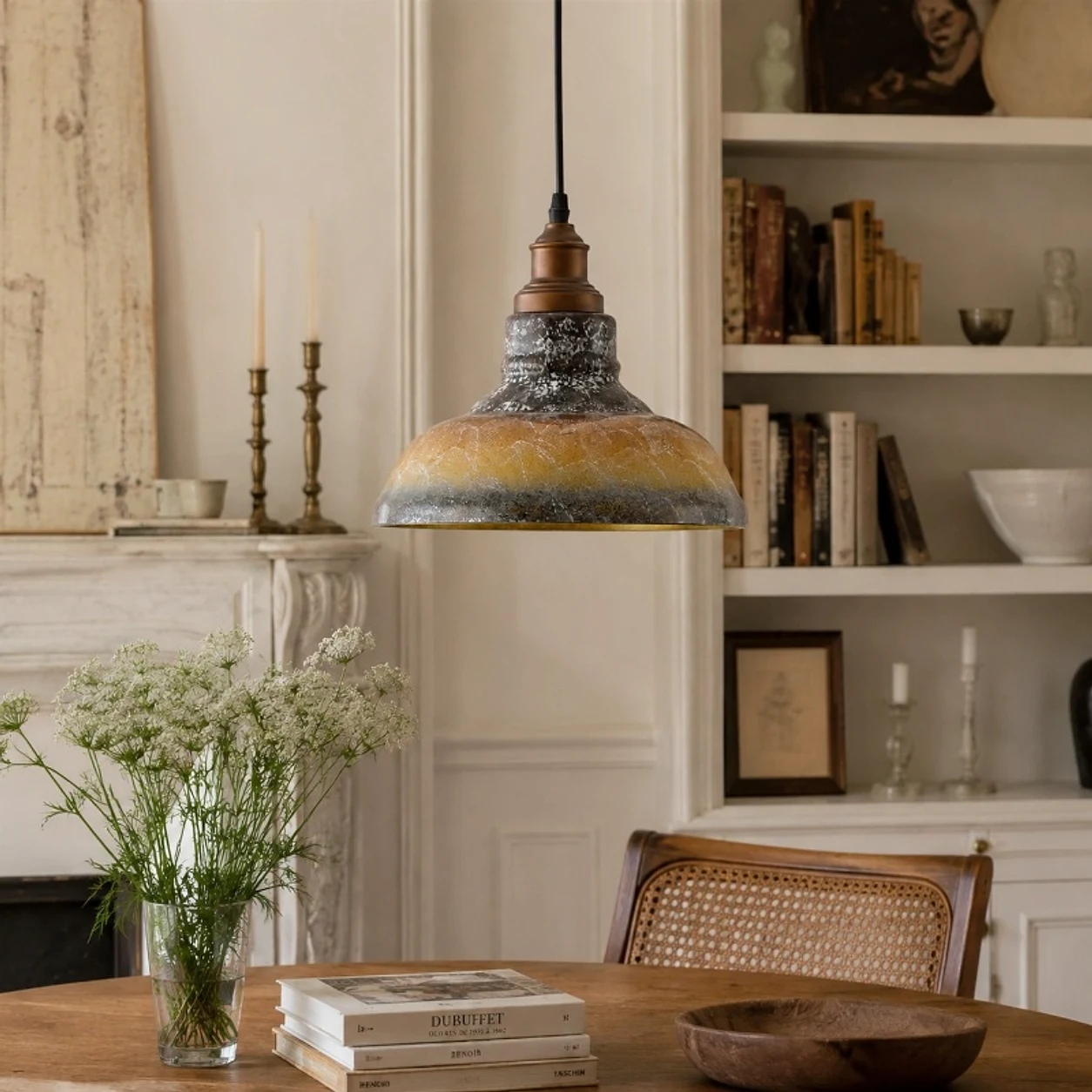 Lampada a sospensione in vetro grigio fumé installata sopra un tavolo da pranzo.