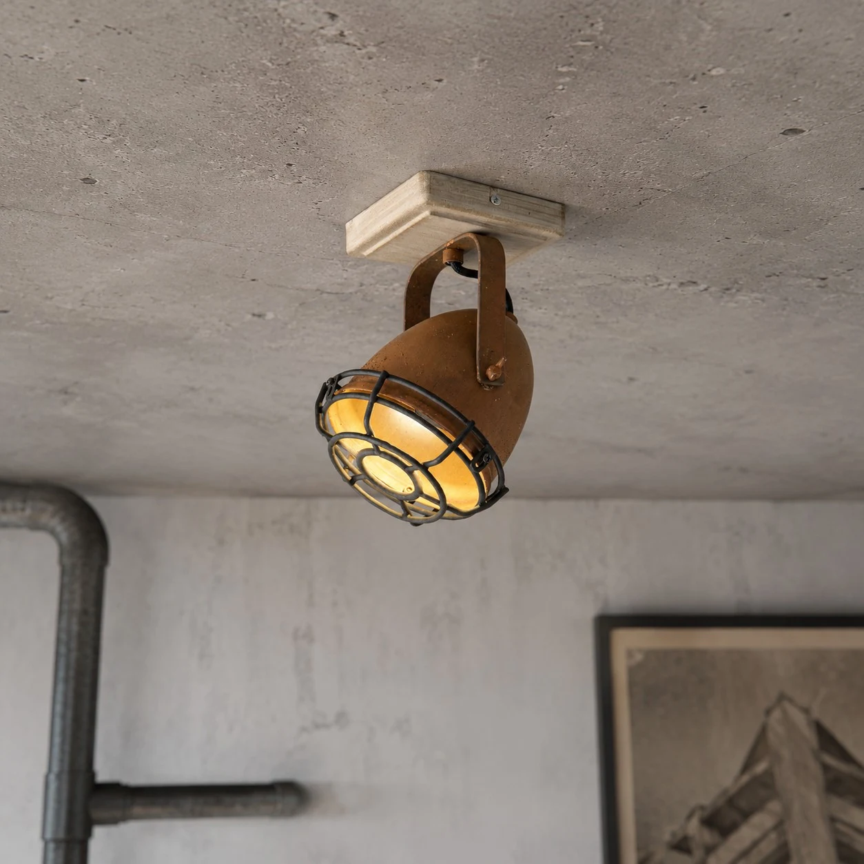 Faretto da soffitto ruggine installato e acceso