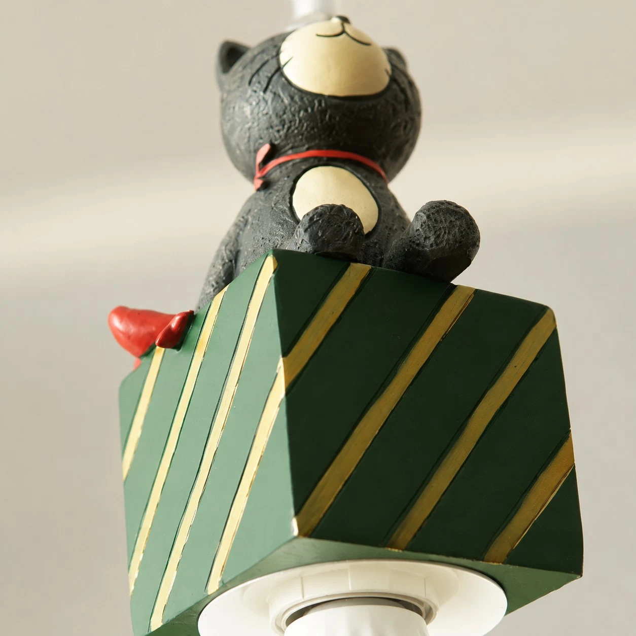 Cat green gift box detail
