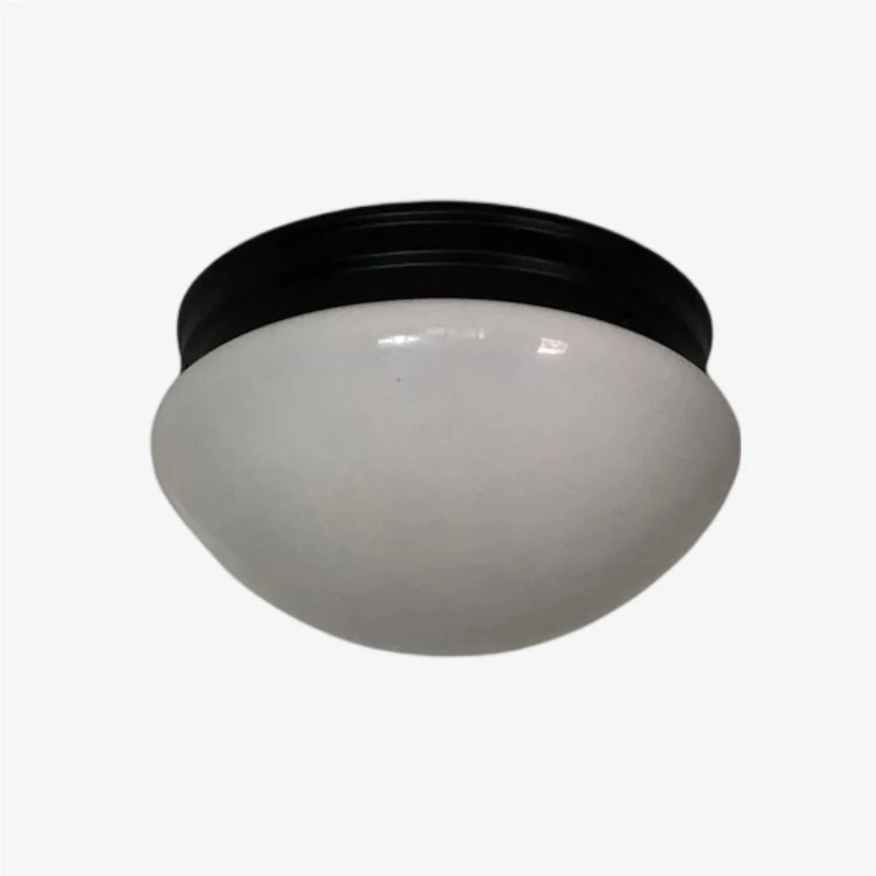 Paralume in vetro bianco opale con rosone a soffitto nero.