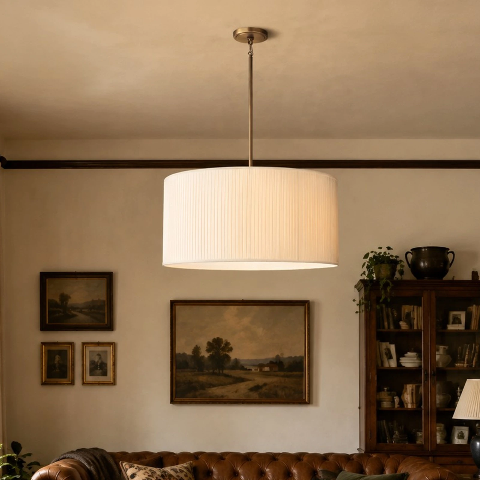 Lampadario Dumora sopra un divano classico