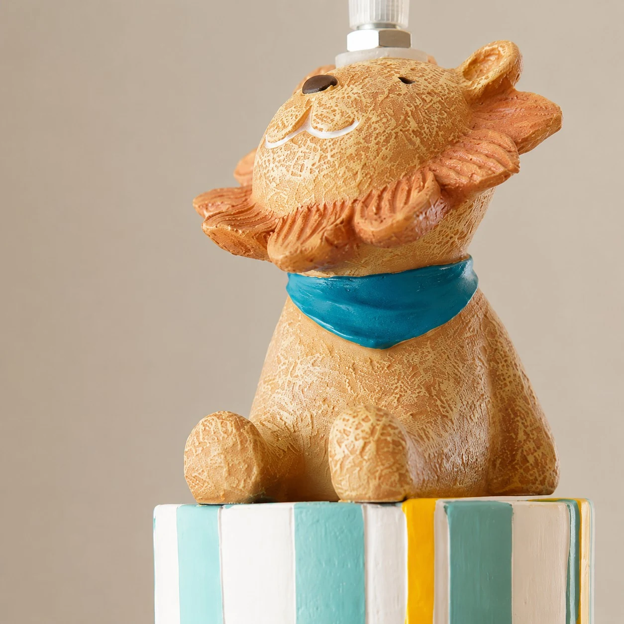 Lion blue gift box detail