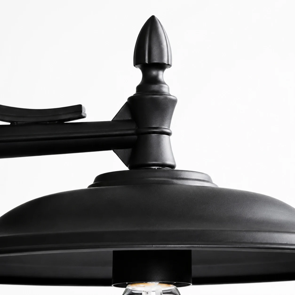 Dettaglio del terminale e del braccio in nero opaco