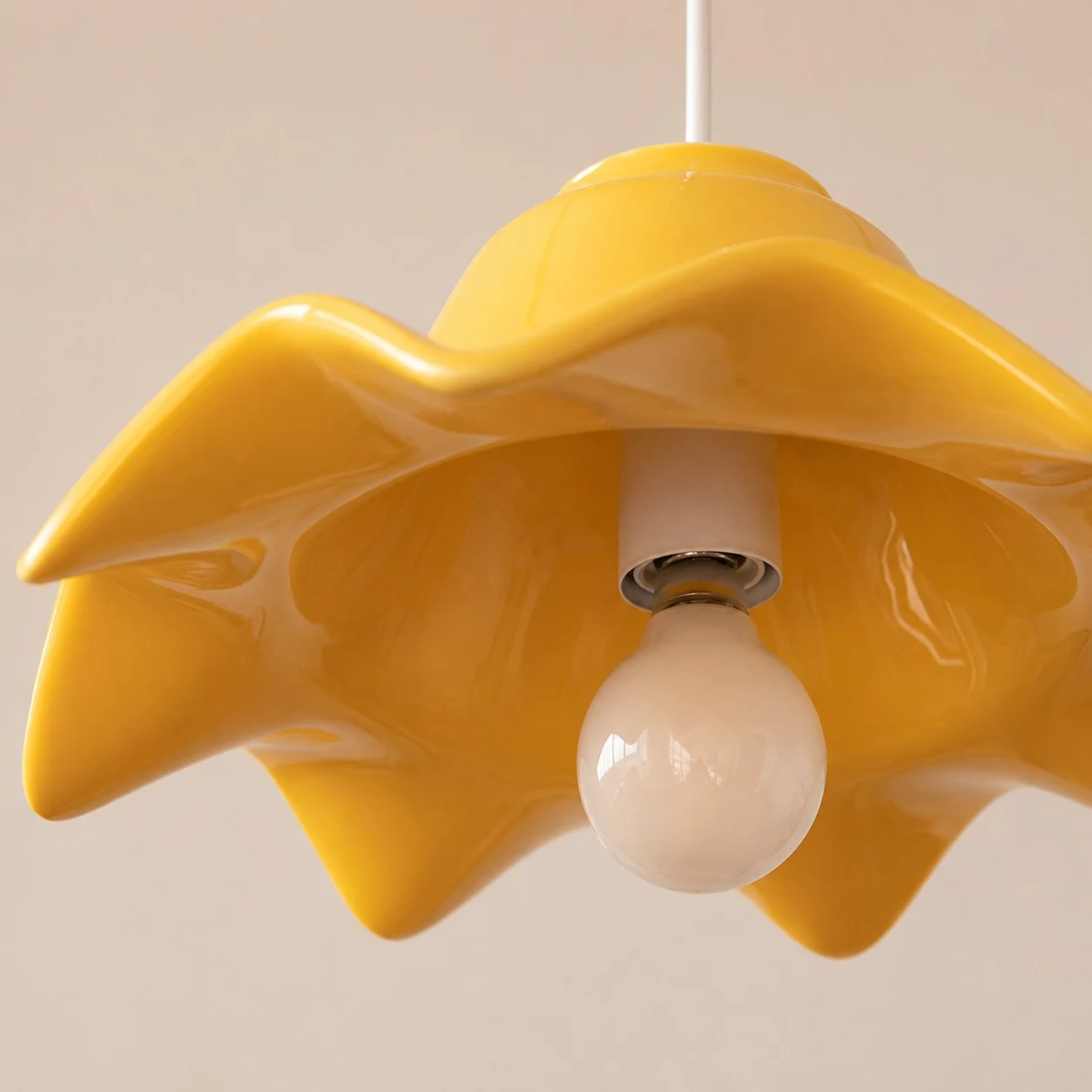Dettaglio inferiore del paralume in ceramica