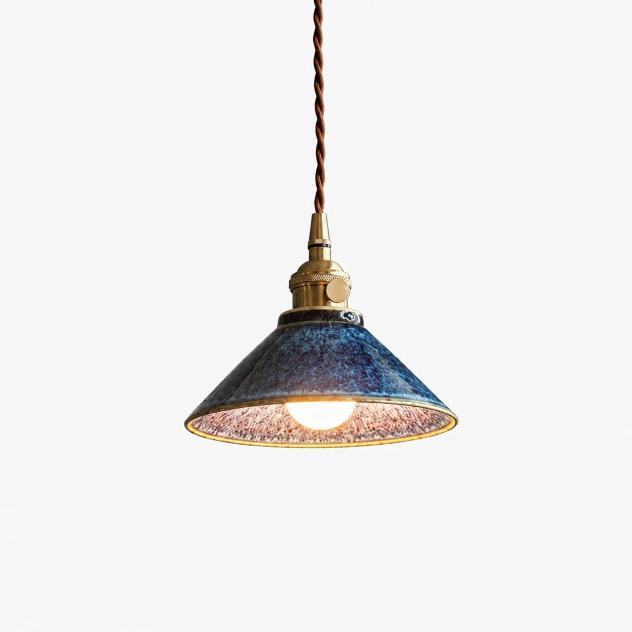 Lampada a sospensione in ceramica Tenmoku con smalto blu.