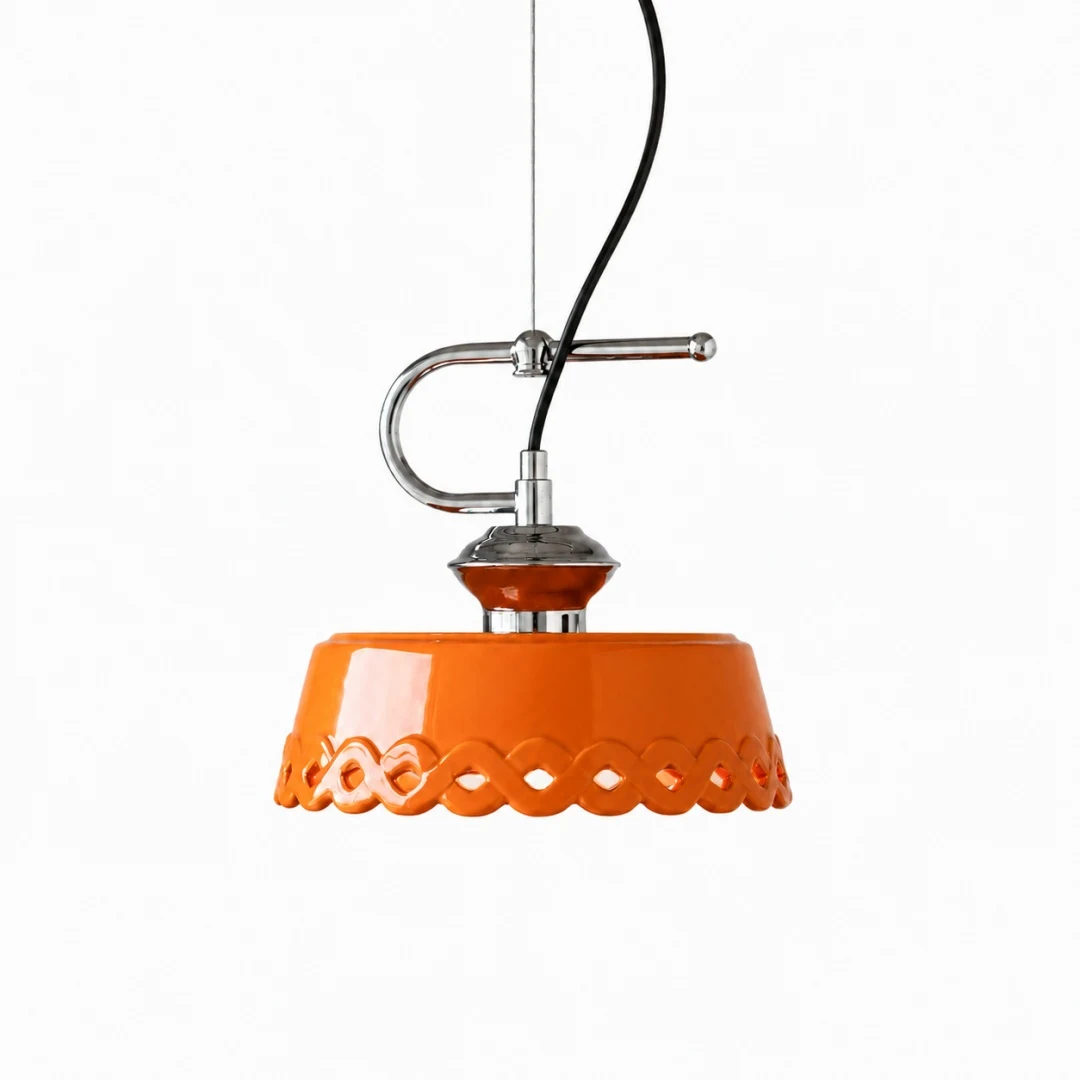 Lampada a sospensione in ceramica arancione, primo piano del prodotto