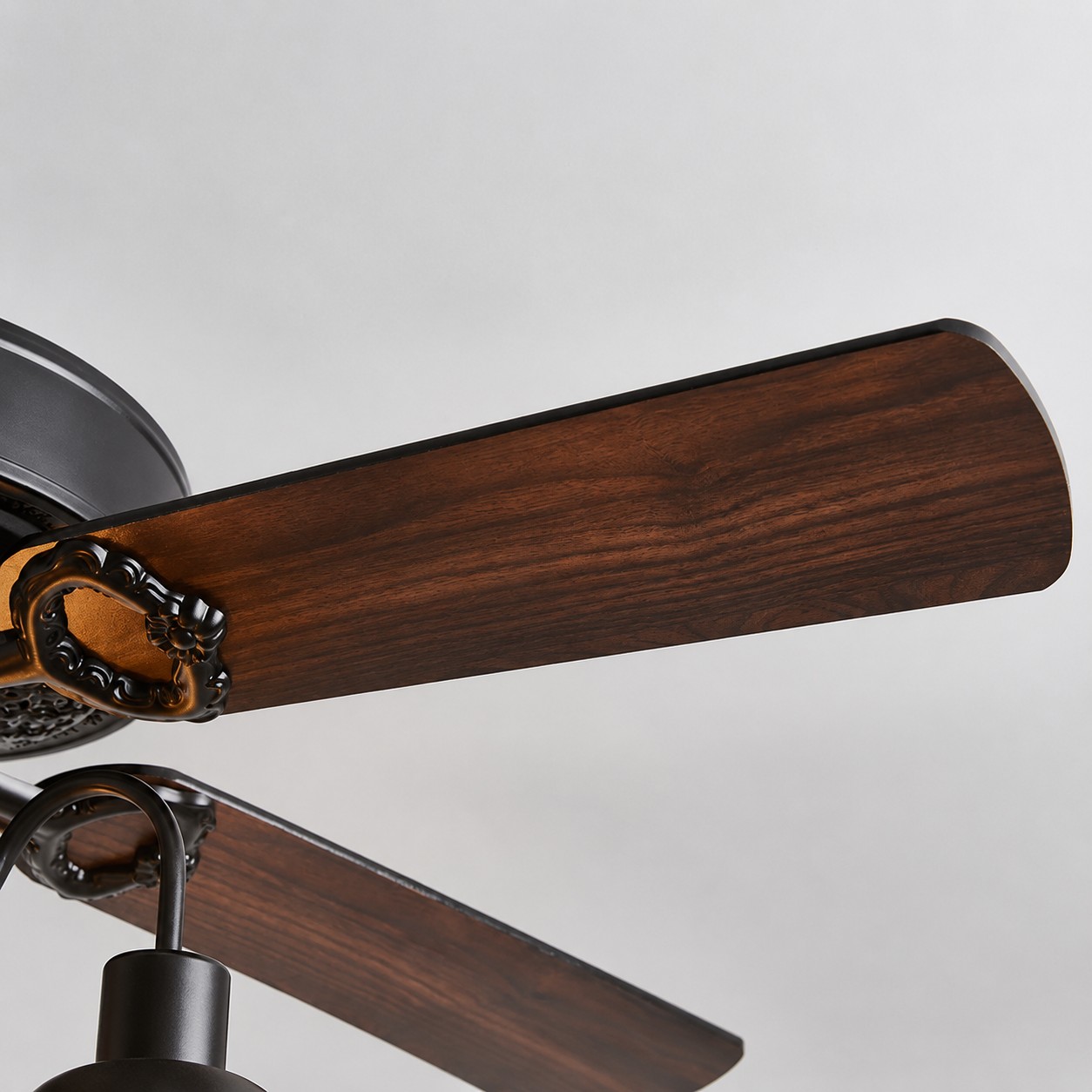 Dettaglio del ventilatore a soffitto in legno Konoha e foglia di banano con luce integrata