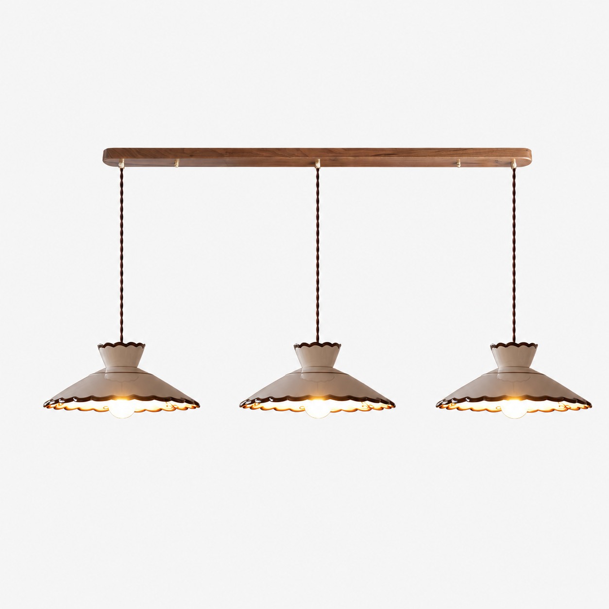 Lampadario a sospensione in ceramica a tre teste, lungo 33 cm, con barra lineare.