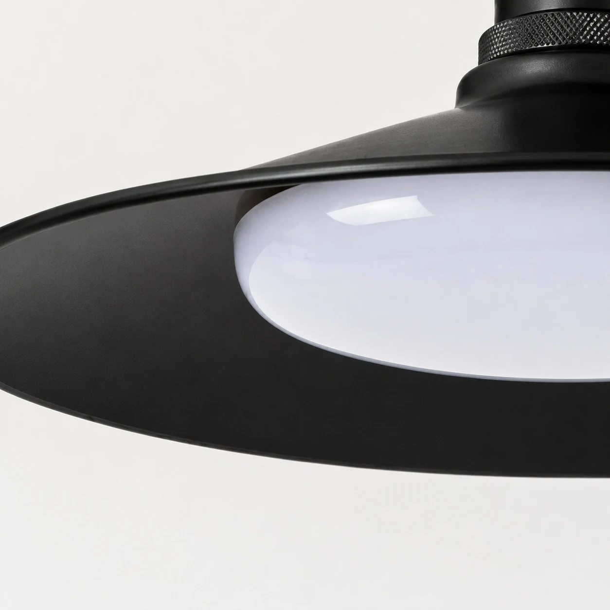 Dettaglio paralume in metallo nero e diffusore rotondo