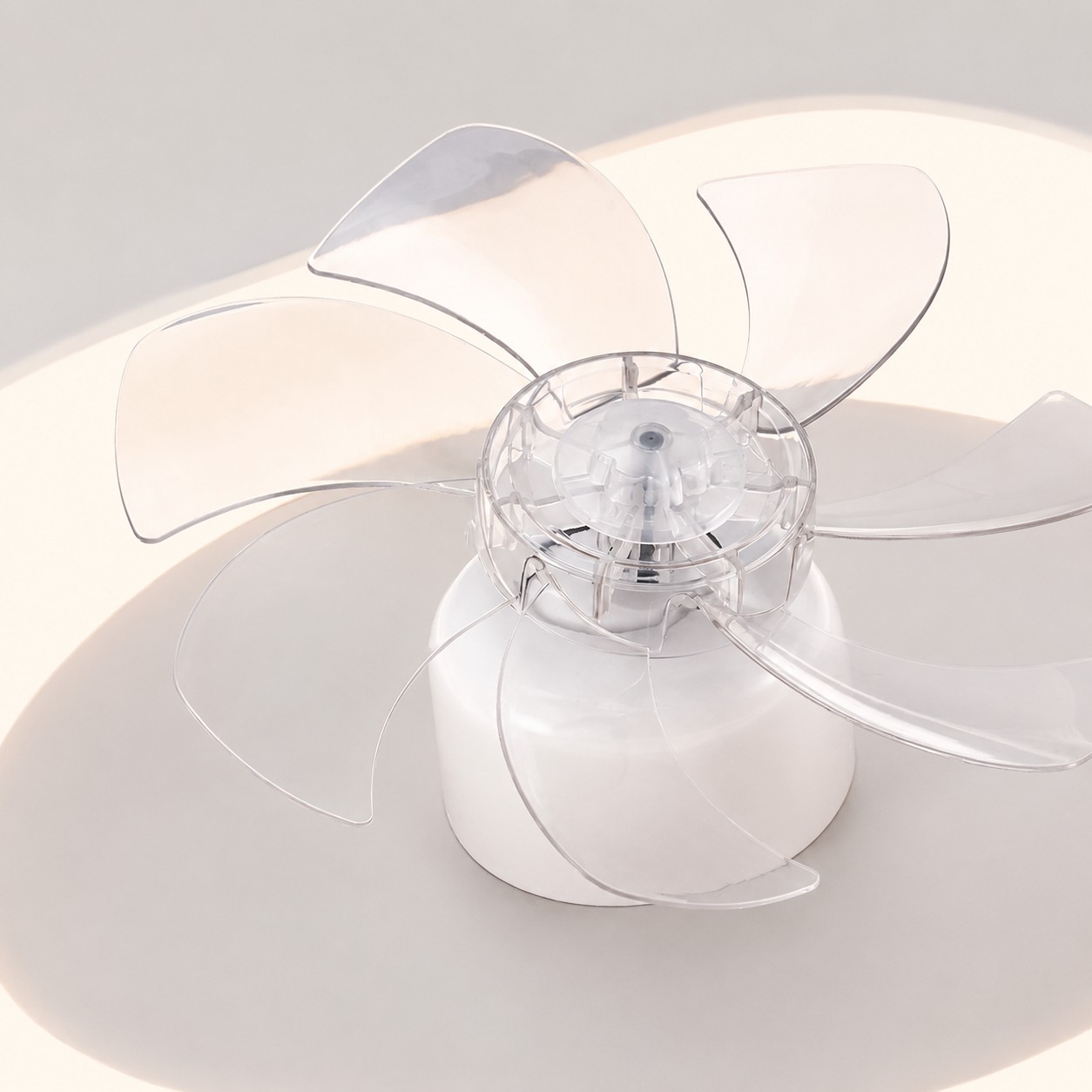 Dettaglio delle pale trasparenti della lampada ventilatore da soffitto in acrilico
