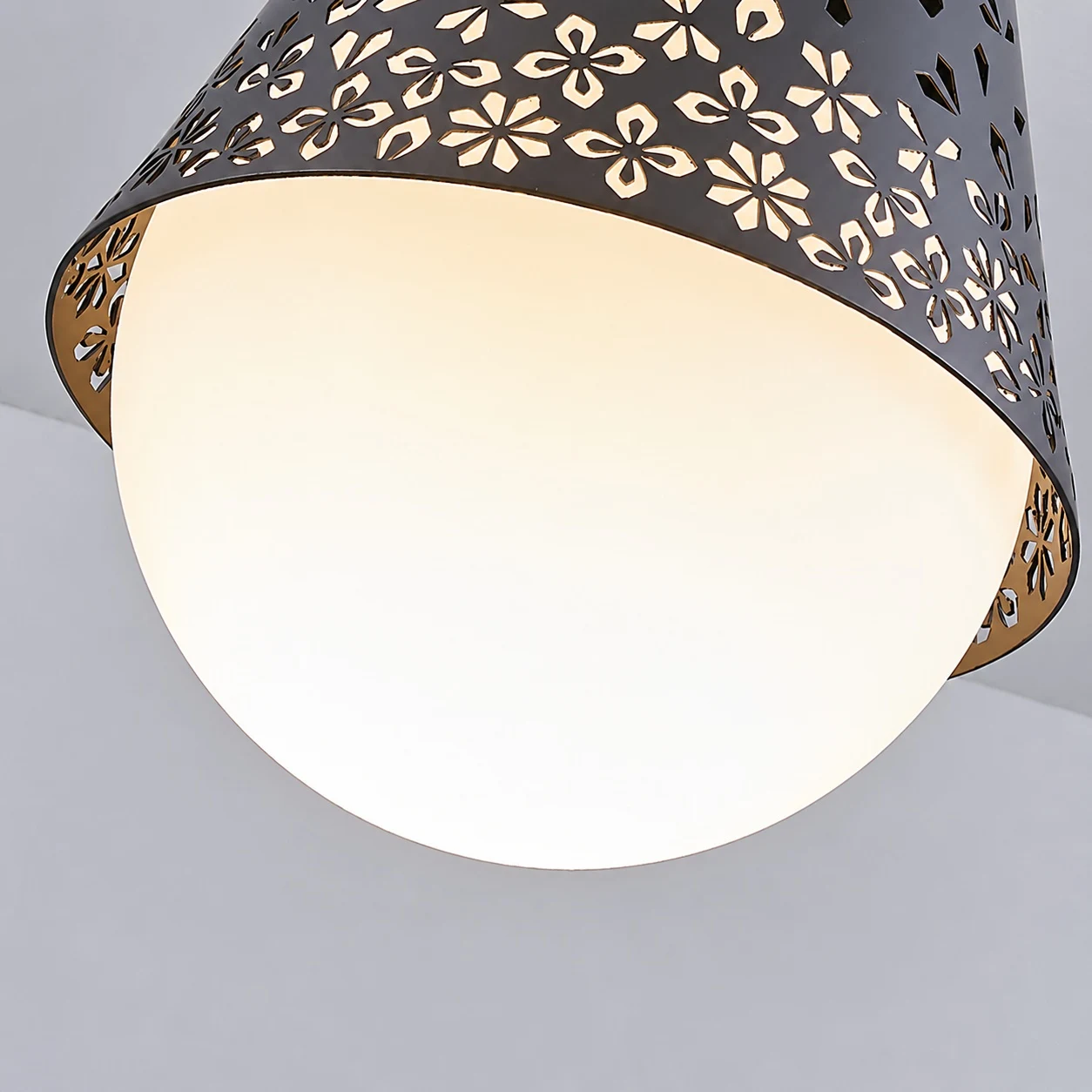 Diffusore luminoso in vetro bianco Baoxela con bordo metallico traforato