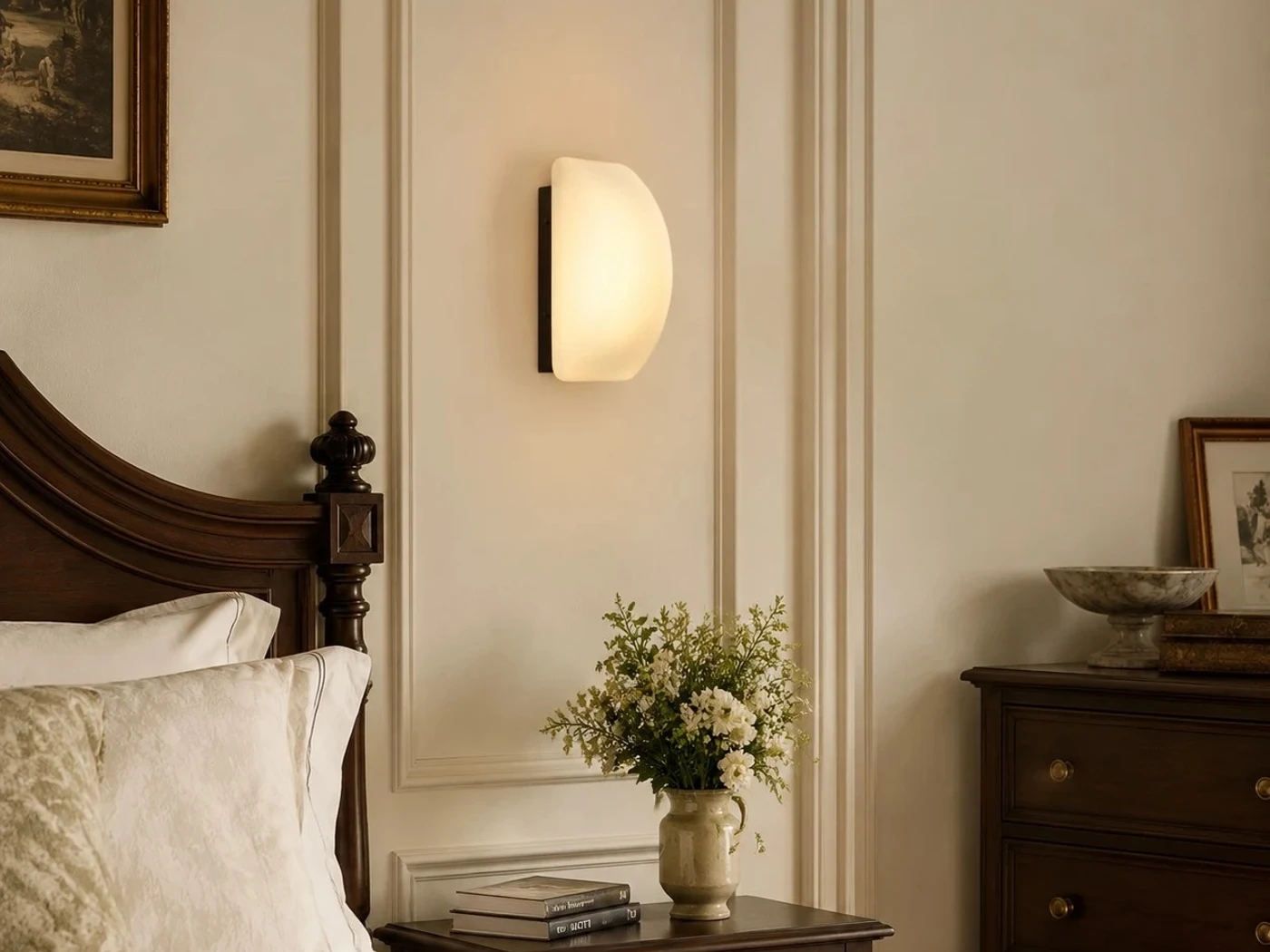 Applique francese in vetro accanto a un letto classico