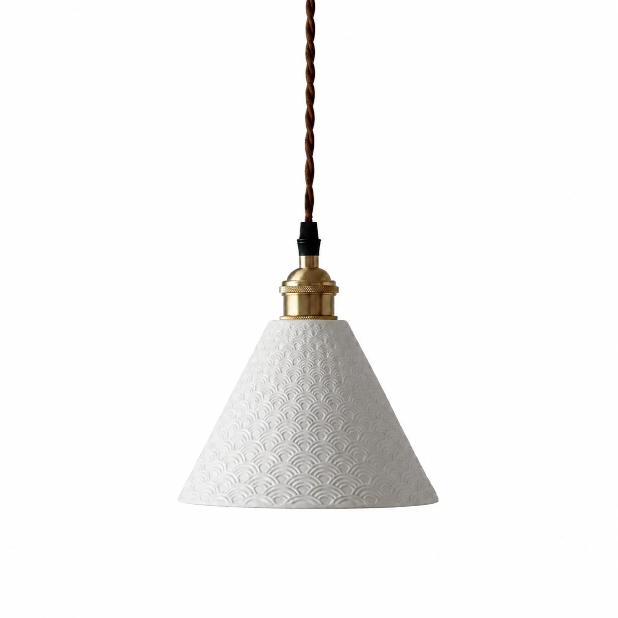 Lampada a sospensione Cone Cloud in ceramica bianca e ottone.