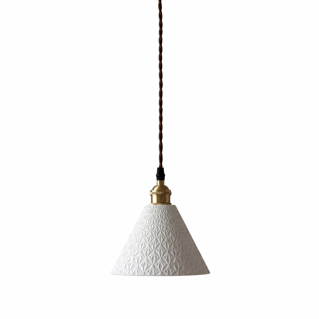 Lampada a sospensione a cono floreale in ceramica bianca e ottone