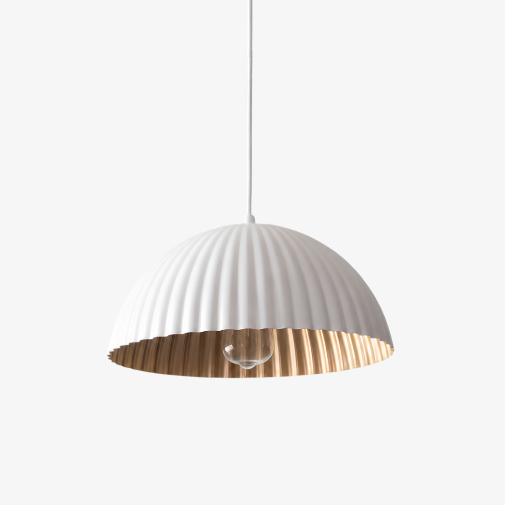 Lampada bianca in metallo scanalato con interno dorato
