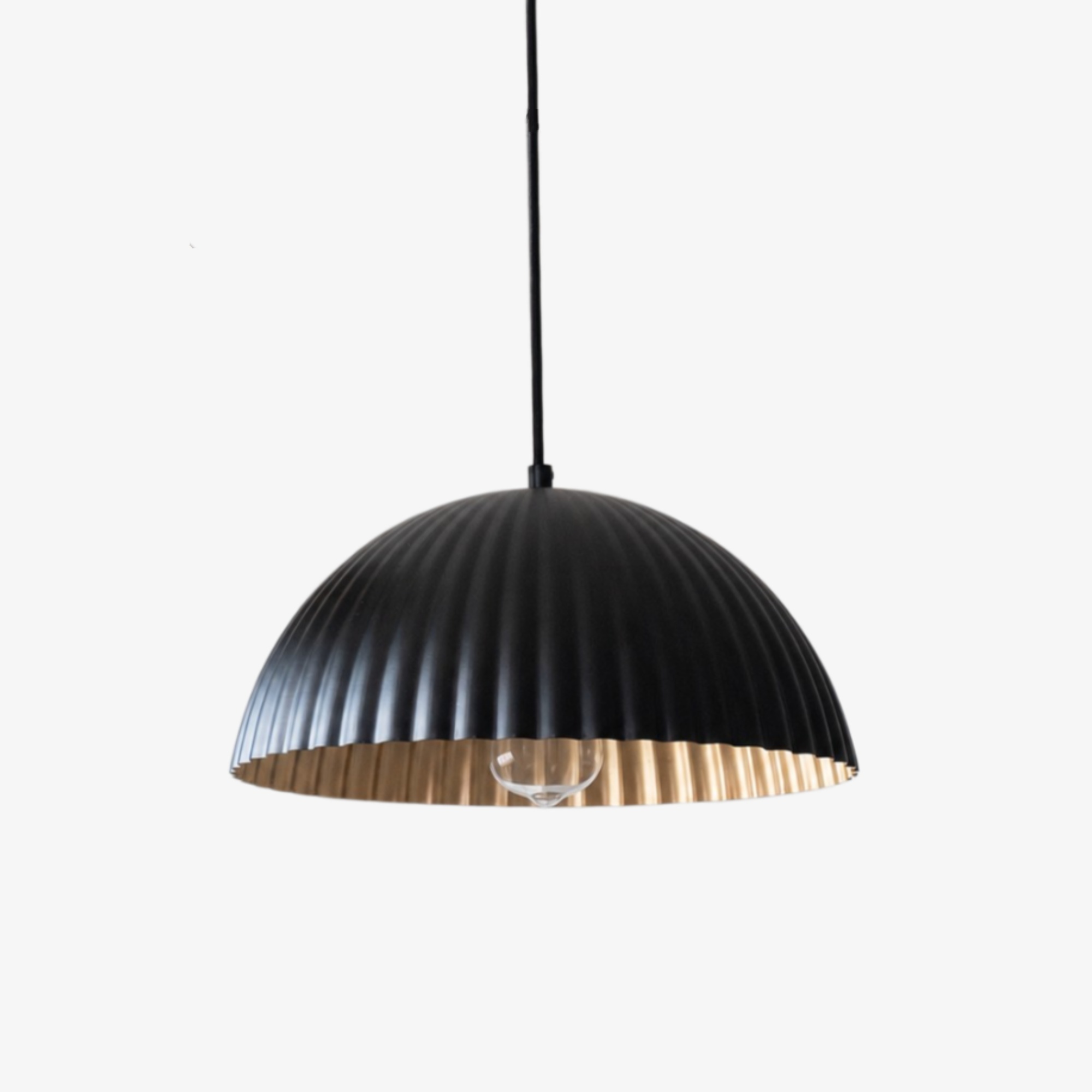 Lampada nera in metallo scanalato con interno dorato